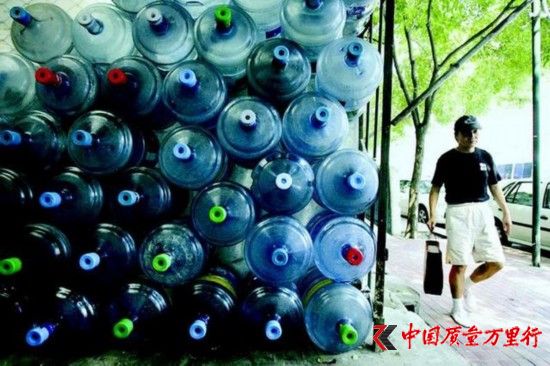 延安桶裝水抽檢4成不合格 86家企業(yè)76戶存問題