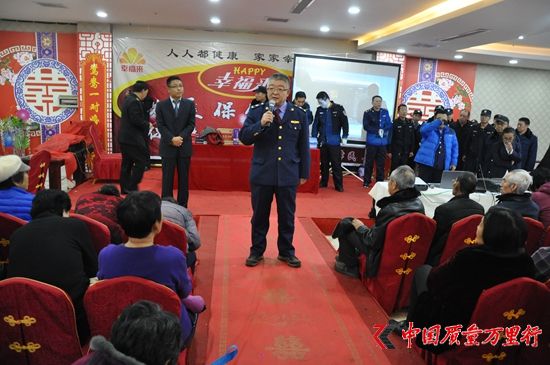    郝如翔在保健品營(yíng)銷(xiāo)現(xiàn)場(chǎng)進(jìn)行科普 安澤娣/攝 