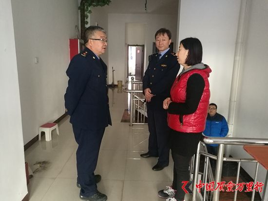    郝如翔與體驗(yàn)店老板談話(huà)