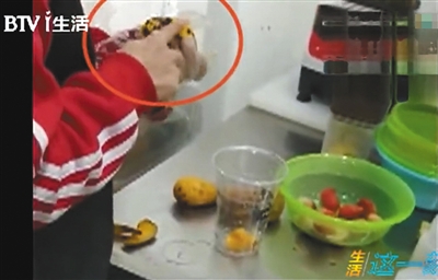 北京電視臺(tái)記者臥底發(fā)現(xiàn)，一些網(wǎng)紅飲品店用黑斑芒果榨汁，去年冷庫蘋果泡茶。北京電視臺(tái)相關(guān)視頻截圖