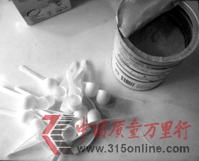 一罐奶粉中出現(xiàn)18只勺子