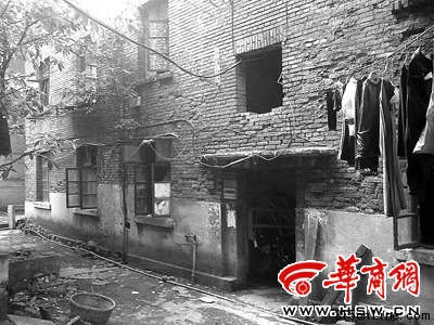 曹云輝一家就租住在這棟老家屬樓一層