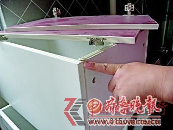 家具多處出現(xiàn)封邊崩起的情況 記者王倩攝