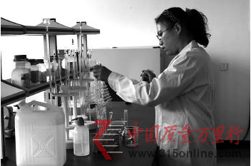質(zhì)檢所工作人員正在配置甲醛吸收液 本報記者高雯攝