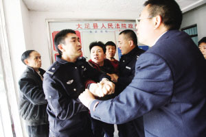 父母因雙胞胎男嬰接連死亡向醫(yī)院索賠45萬(圖)
