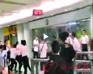 網(wǎng)絡(luò)視頻曝光:東航工作人員群毆旅客