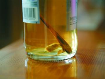 未開封啤酒瓶內(nèi)現(xiàn)煙蒂木棍消費者起訴索賠(圖)