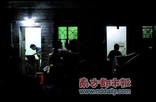 昨日0：30，拆遷樓一樓的兩個(gè)房間開始忙碌起來。