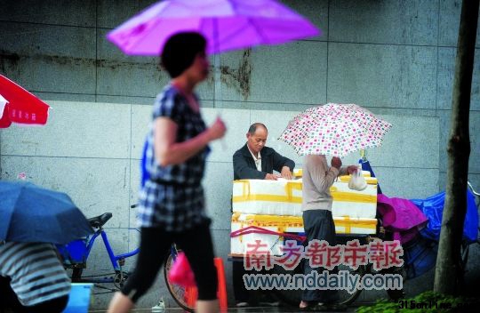 “黑作坊”一部分饅頭被送往附近小工廠。