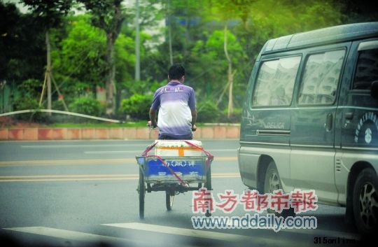 “黑作坊”一部分饅頭被裝運(yùn)到鴻進(jìn)路“風(fēng)臨城”小區(qū)附近叫賣。