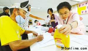 民眾拿著有疑慮食品到臺(tái)北市衛(wèi)生局檢驗(yàn)是否含有塑化劑DEHP 民眾拿著有疑慮食品到臺(tái)北市衛(wèi)生局檢驗(yàn)是否含有塑化劑DEHP