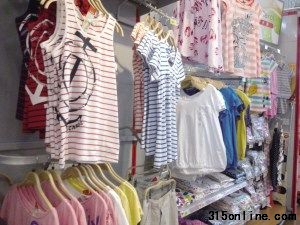南方暴雨對省城夏裝進(jìn)貨影響不大 記者唐娜攝