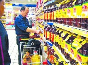 市民在選購(gòu)食用油。 (資料圖片)