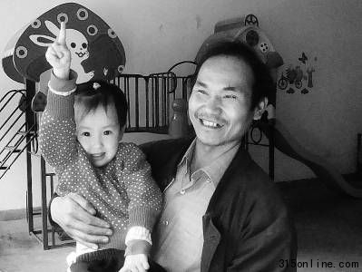 男子創(chuàng)辦免費(fèi)幼兒園靠搬水泥做苦力賺錢支撐(圖)