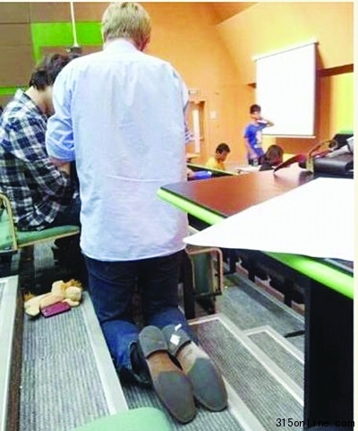高校外教跪著為學生講題獲贊“最敬業(yè)”(圖)