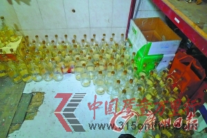 窩點(diǎn)內(nèi)查獲的空洋酒瓶。