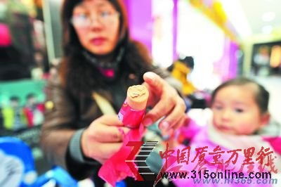 雙匯火腿腸里現(xiàn)藍色異物 廠家堅稱是雞肉包裝袋
