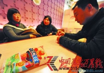 雙匯火腿腸里現(xiàn)藍色異物 廠家堅稱是雞肉包裝袋