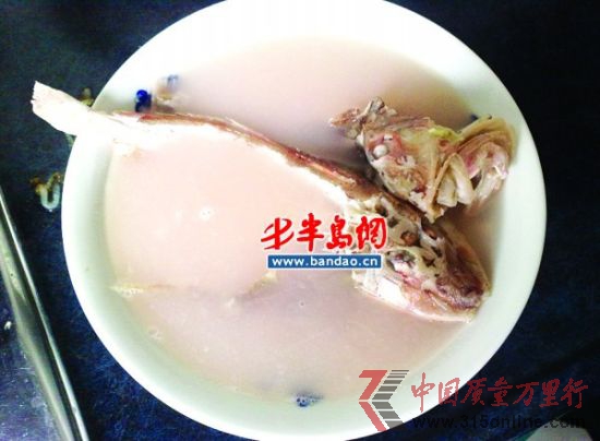 紅頭魚竟燉出紅湯 消費(fèi)者質(zhì)疑魚被染色(圖)
