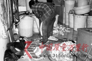 地上堆滿準(zhǔn)備加工的豬肉