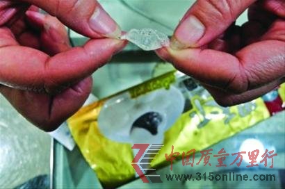 　　市民吃湯圓吃出塑料紙