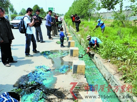 中原區(qū)各部門聯(lián)合打撈空殼膠囊 記者 李康 圖 中原區(qū)各部門聯(lián)合打撈空殼膠囊 記者 李康 圖