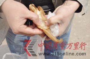 人造豬耳朵很容易剝開 新華社發(fā) 人造豬耳朵很容易剝開 新華社發(fā)