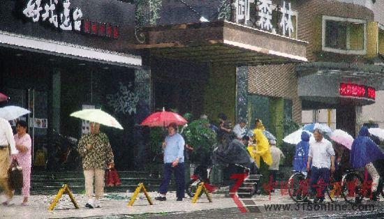 不少老人領(lǐng)著贈送的保健品從課堂里走出。