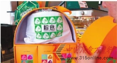 市面上開始銷售包裝精美的禮盒粽子。端午將至，你是打算自己動手包粽子還是給價格不菲的精美包裝禮盒買單呢？實習生 唐俊 記者 龔磊 攝