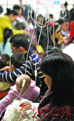 兒童醫(yī)院輸液室坐滿了家長和病兒。記者蘇俊杰、黃澄鋒 攝