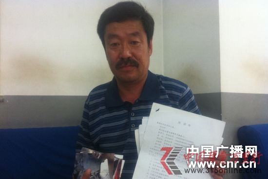 車主代表手持投訴材料和相關(guān)證據(jù)。