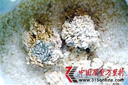 家樂福銷售袋裝米發(fā)霉結(jié)塊