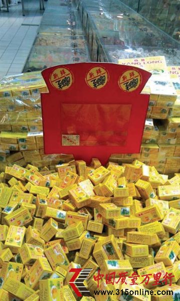3月27日，家住西北路的張淼(化名)說，她在家樂福南湖店購買了一些散裝的綠豆糕，發(fā)現(xiàn)沒有生產(chǎn)日期。