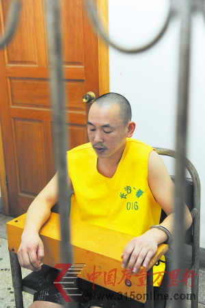 　　孫四華向記者講述自己生產假酒過程中的一些內幕。余志雄 攝