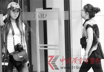 　　近日，ZARA服裝又被曝出不合格。圖為ZARA店面的消費者。