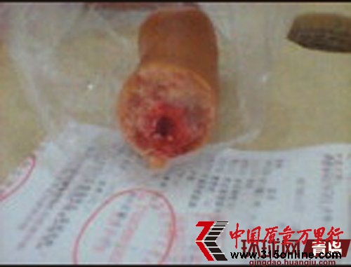 天瑞祥火腿腸咬出“色素塊” 廠家稱攪拌不均