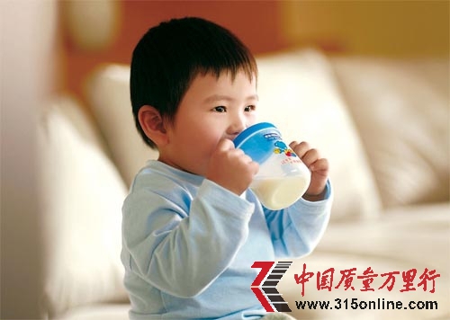 洋奶粉國內(nèi)售價(jià)全球最貴家長出國搶購成一景