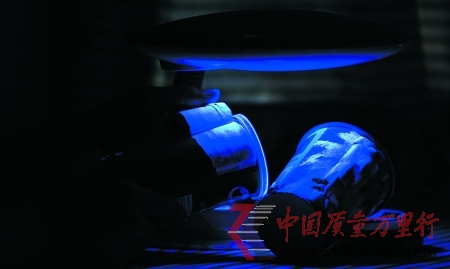 紫光燈下品客薯片外包裝發(fā)出亮藍光 紫光燈下品客薯片外包裝發(fā)出亮藍光