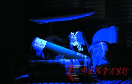7種實驗對象的熒光性物質(zhì)含量都有不同程度超標本組圖片由記者 吳珊 攝 7種實驗對象的熒光性物質(zhì)含量都有不同程度超標本組圖片由記者 吳珊 攝