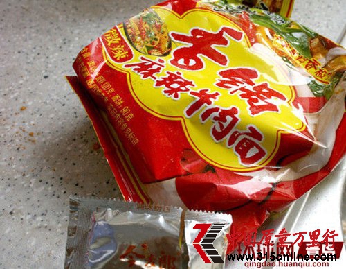 今麥郎吃出香煙過濾嘴 切成方塊似肉丁