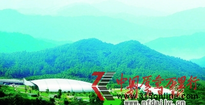 　　在青山綠樹的掩映中，景田礦泉水生產(chǎn)基地的龜形廠房和百歲山相得益彰。