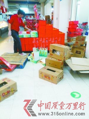 空紙箱隨意扔在地上 空紙箱隨意扔在地上