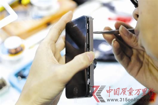 圖為:智能手機(jī)維修收費(fèi)投訴不斷(圖文無(wú)關(guān)) (CFP圖)