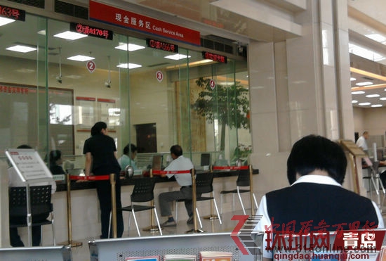 一家銀行內(nèi)正在辦理業(yè)務(wù)的窗口 一家銀行內(nèi)正在辦理業(yè)務(wù)的窗口