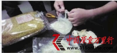 10月17日，水生動物防疫檢疫站高級工程師鑒定魚翅真假。記者 曾韌 攝