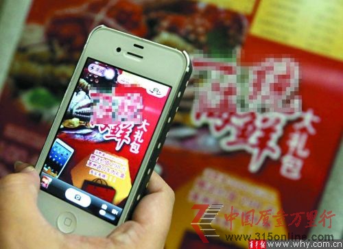 和去年相比，今年海鮮大禮包內(nèi)部分產(chǎn)品的重量略有縮水。本報(bào)記者 賀佳穎 攝 