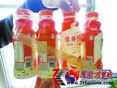 原味營(yíng)養(yǎng)快線包裝內(nèi)依附著很多芝麻大小的褐色蟲子。