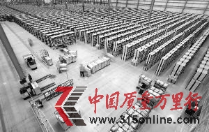 在占地近9個足球場大小的亞馬遜魯吉利倉庫內(nèi)，雇員每天平均要走上10~24公里，記錄都會通過GPS保留下來，未達(dá)標(biāo)可能被開除。