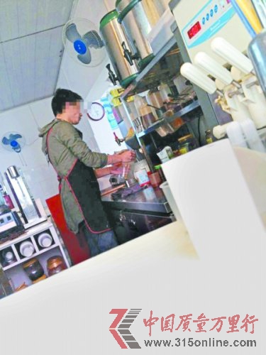 昨日，沙坪壩區(qū)“冰雪公主”奶茶店，店員正在給顧客沖奶茶。 記者廖嫻雅 攝