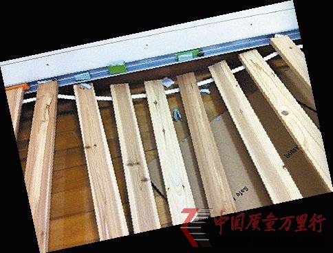 瘦小女子睡塌木板床 宜家產(chǎn)品怎成糟糕代名詞？